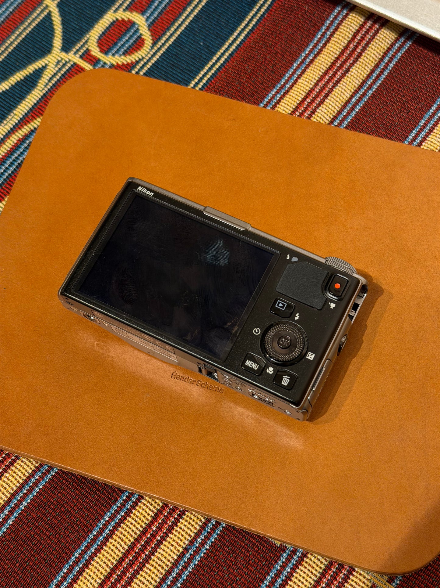 Nikon Coolpix S9500 18.1MP Silver